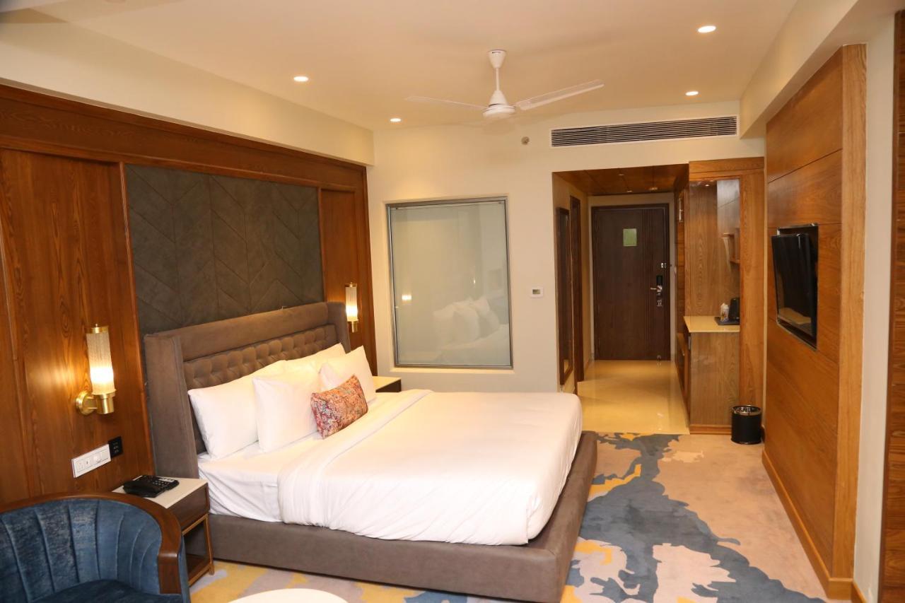Dreamz Inn & Suites Zirakpur Ngoại thất bức ảnh